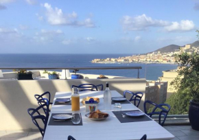 Suite avec 2 chambres d'hôtes pour 1 à 4 personnes avec terrasse, vue mer, parking privé, proche port et aéroport